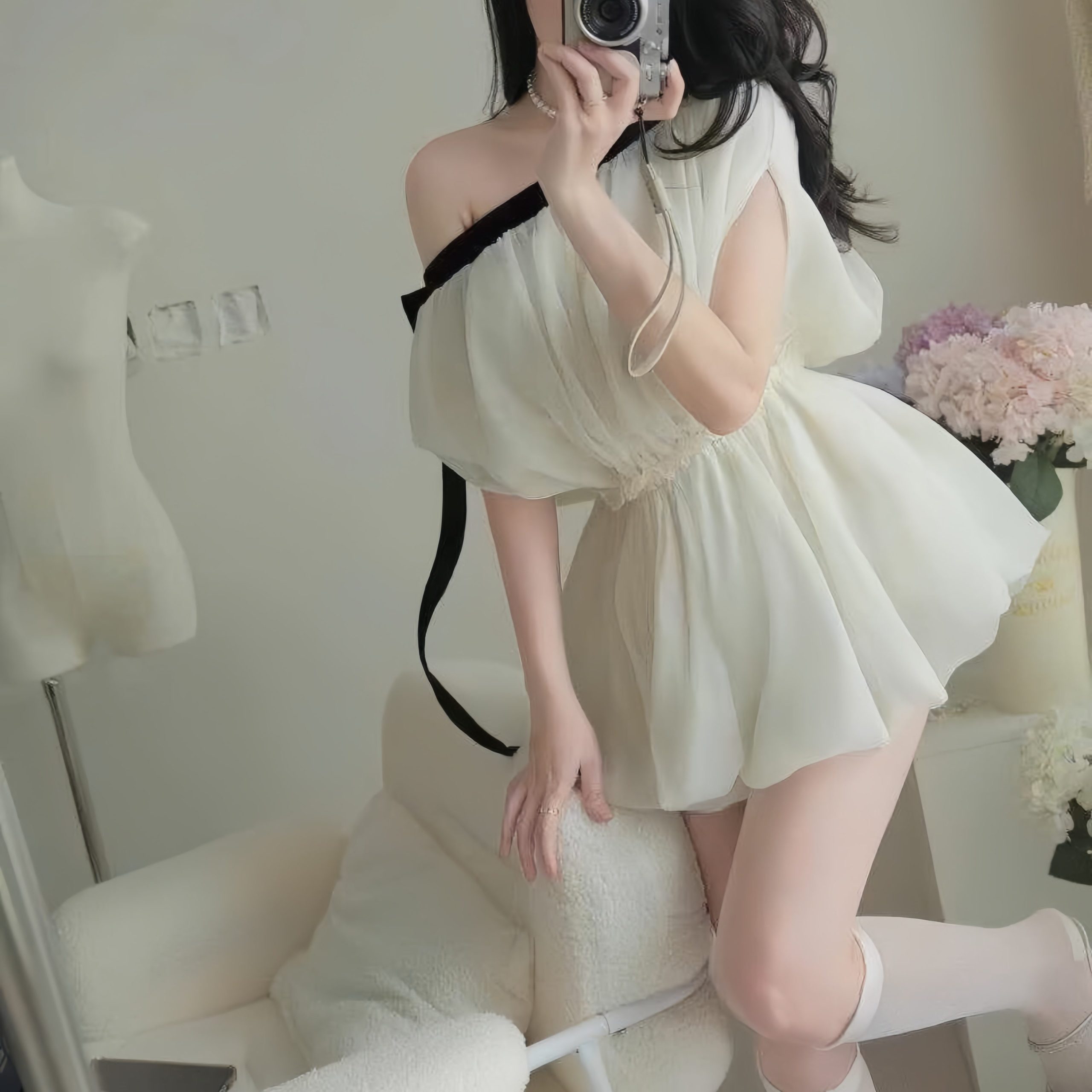 Đầm trễ vai đính nơ đá viền đen